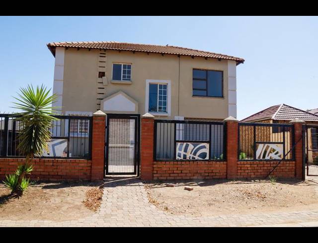 4 BEDROOM HOUSE FOR SALE IN NKWE COUNTRY ESTATE